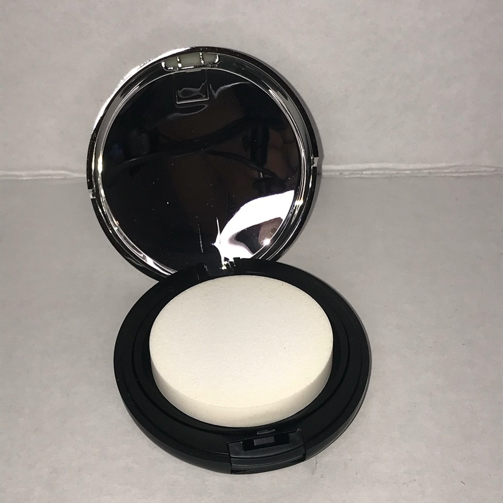 The Body Shop All-in-One Face Base Shade 04 BNIP - Picture 4 of 7